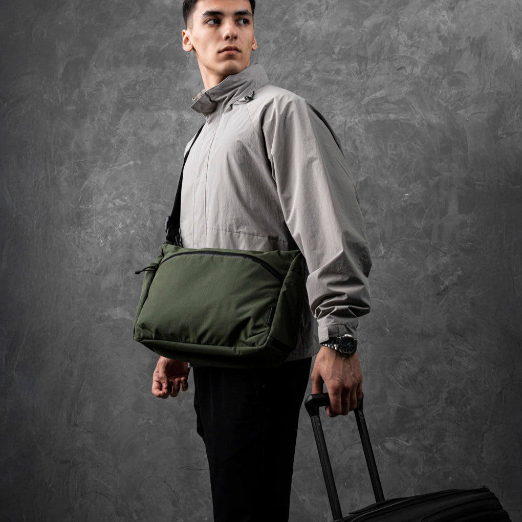 ALPAKA Flight Satchel 綠色款展示外觀設計與功能性。