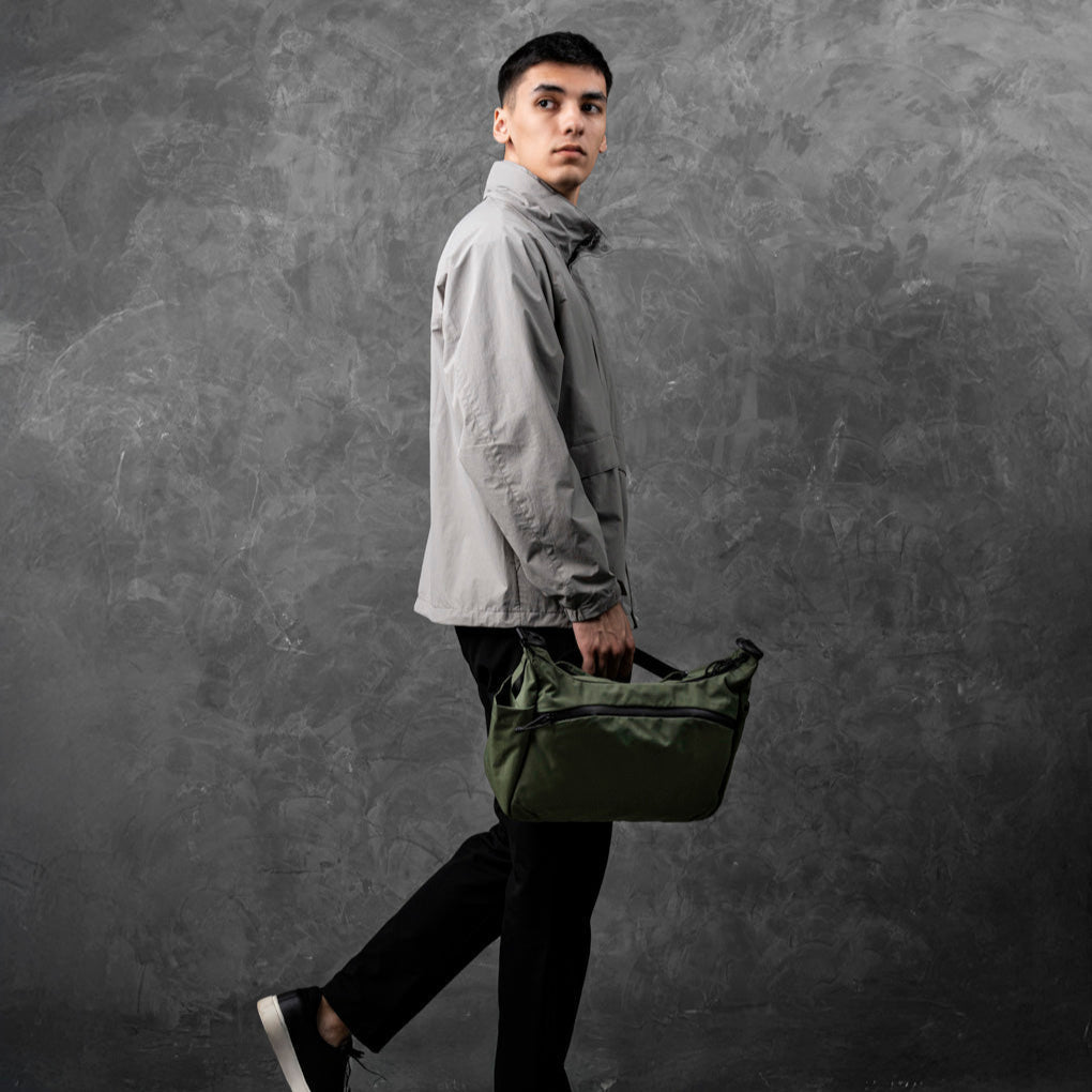 ALPAKA Flight Satchel 綠色款展示外觀設計與功能性。