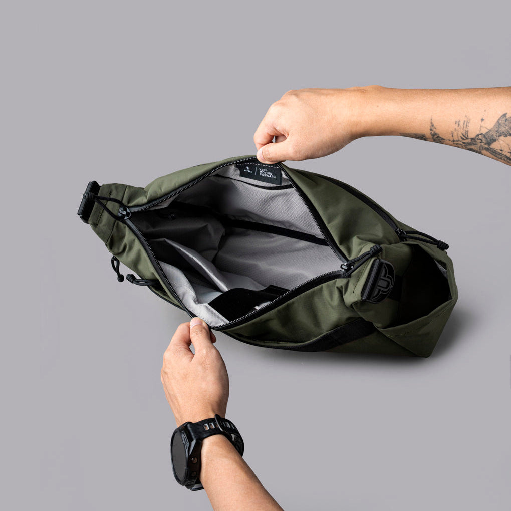 展示內部 13 吋筆電隔層及多個收納空間設計。