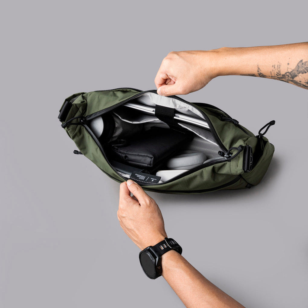 展示內部 13 吋筆電隔層及多個收納空間設計。