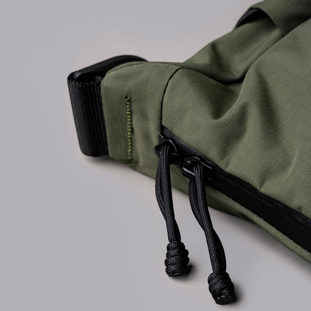 展示內部 13 吋筆電隔層及多個收納空間設計。