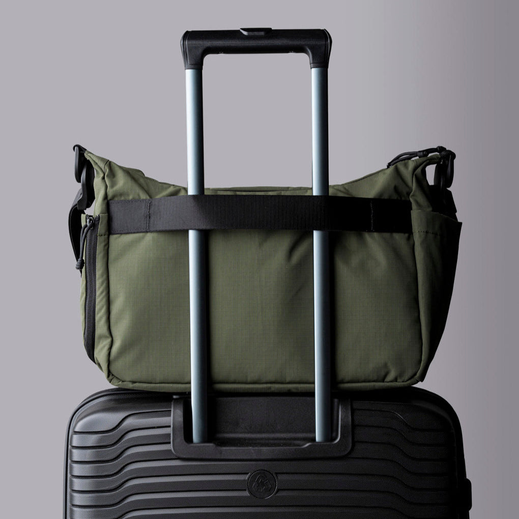 可調節加厚肩帶與背部行李穿帶的細節展示。