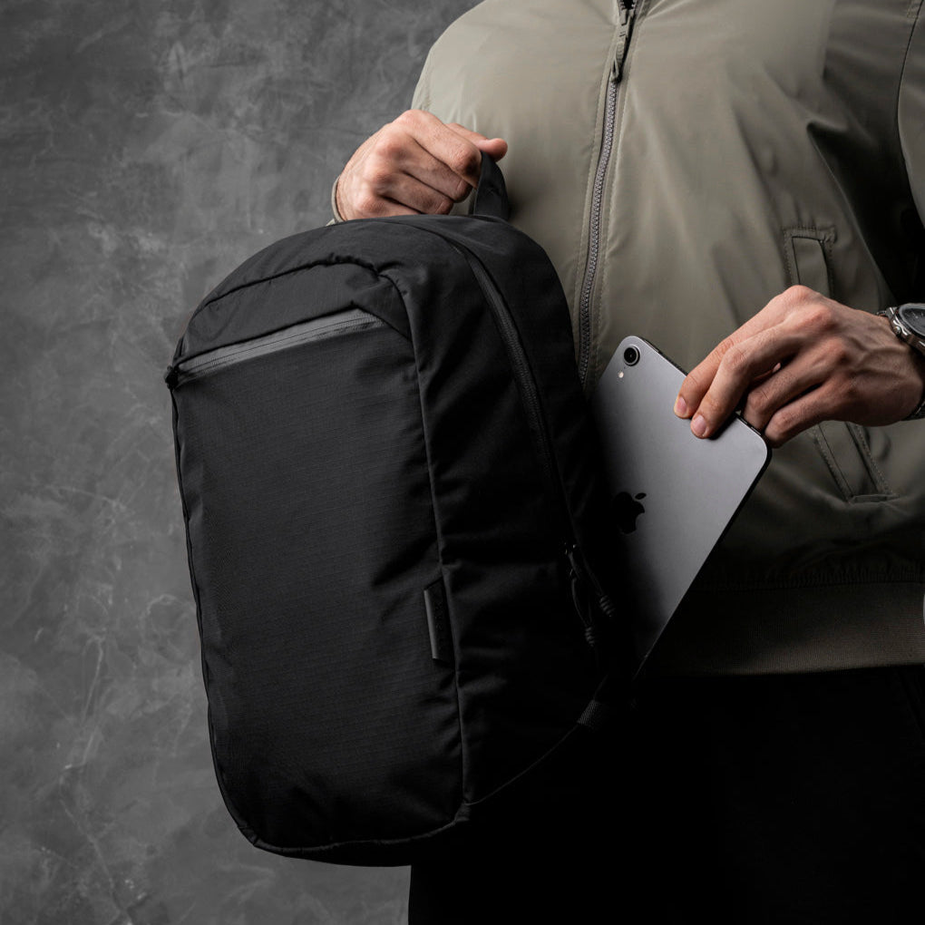 ALPAKA Aero Pack展示筆電隔層與多功能內袋，適合日常物品收納。