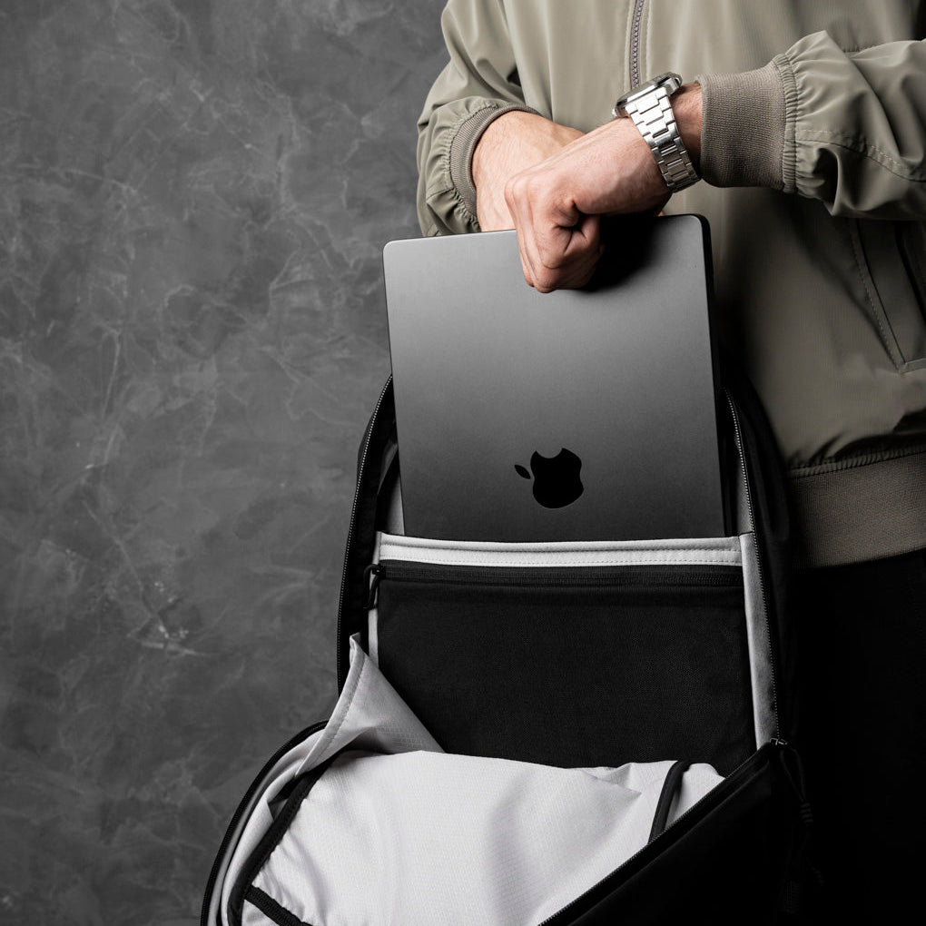 ALPAKA Aero Pack展示筆電隔層與多功能內袋，適合日常物品收納。