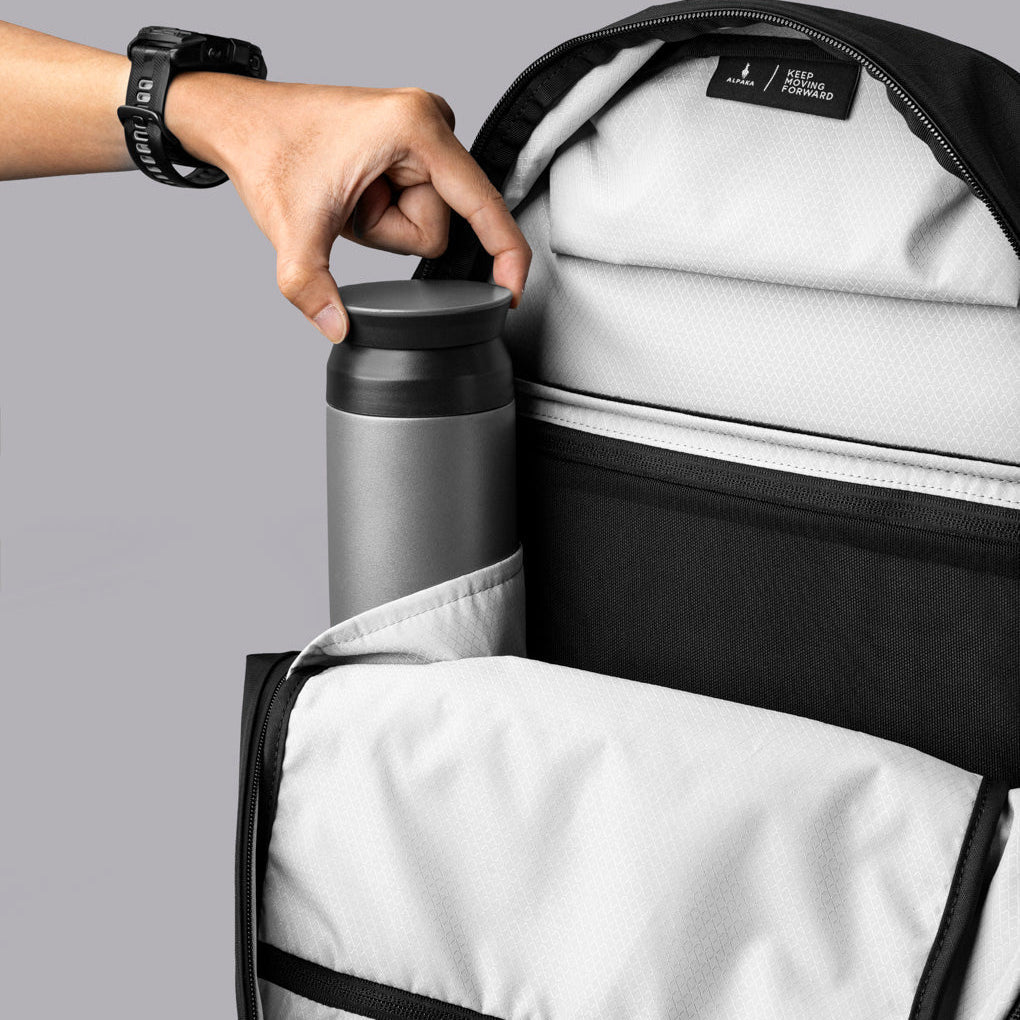 ALPAKA Aero Pack展示筆電隔層與多功能內袋，適合日常物品收納。