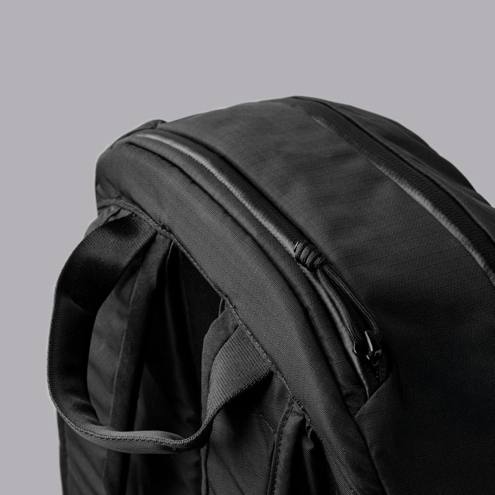 ALPAKA Aero Pack展示頂部柔軟襯裡口袋，適合存放墨鏡與卡片。