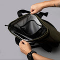 ALPAKA Flow Totepack 展示內部 16 吋筆記型電腦隔層與多個收納袋設計。