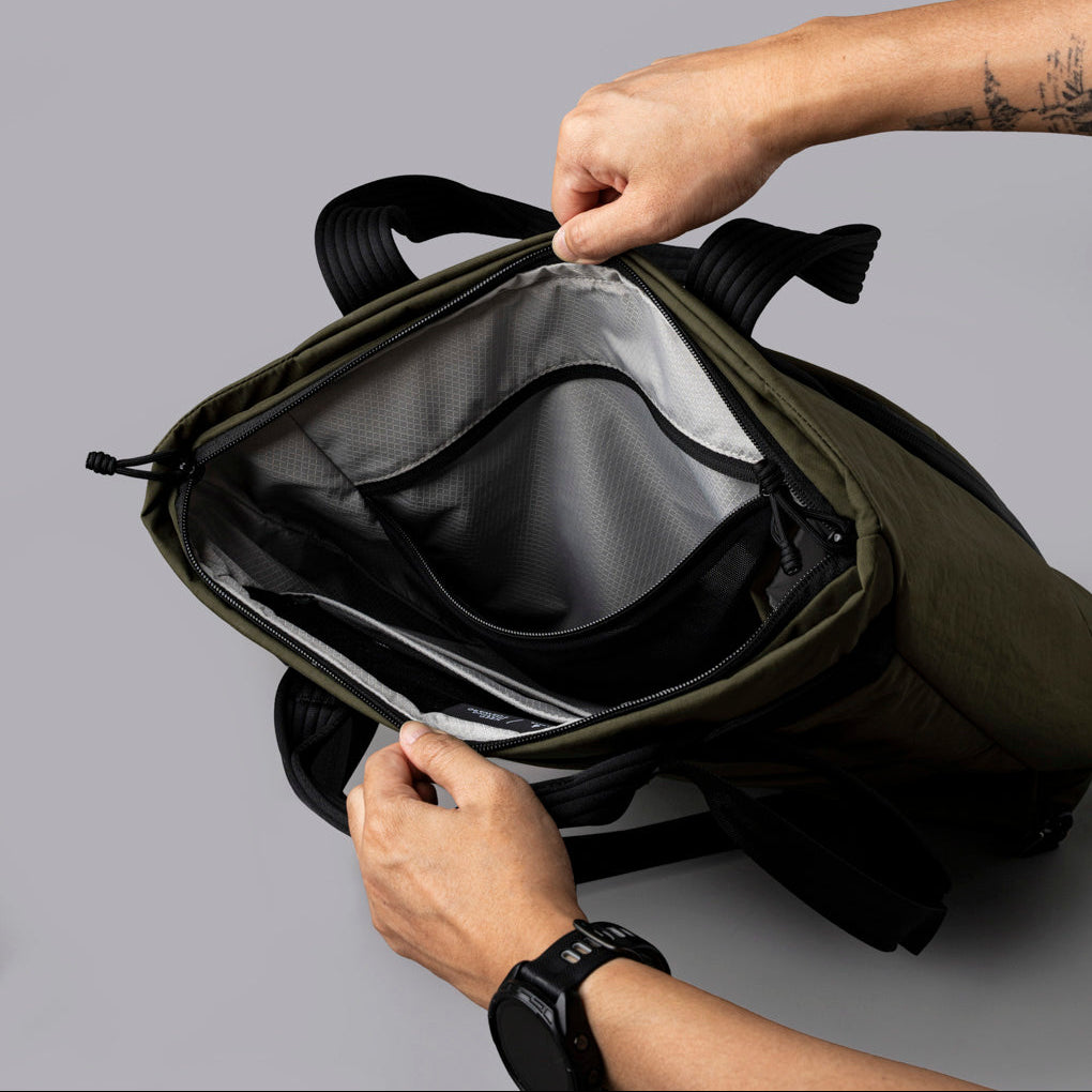 ALPAKA Flow Totepack 展示內部 16 吋筆記型電腦隔層與多個收納袋設計。