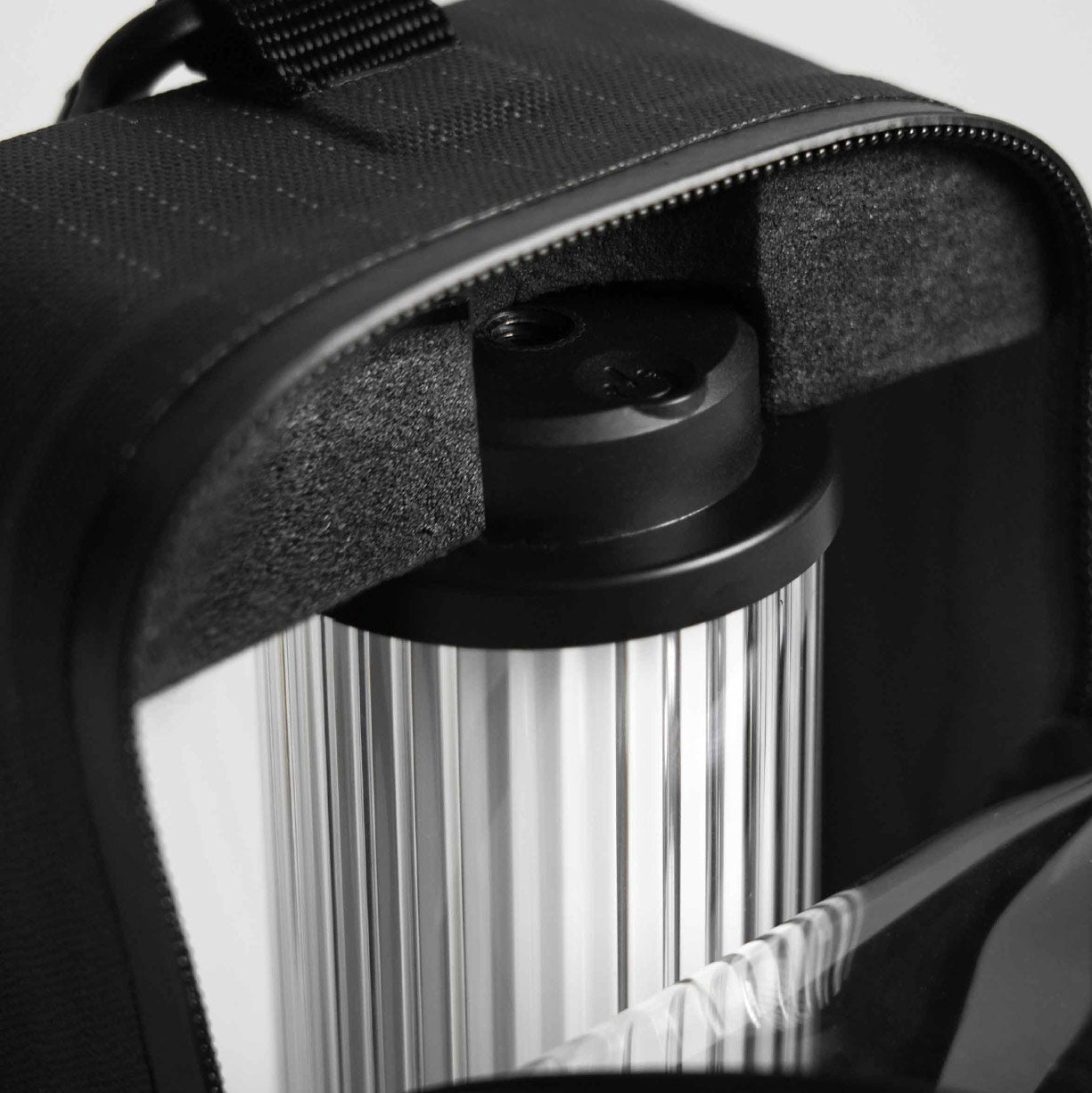 BITPLAY AquaSeal Camping Lantern Storage Bag 0.5L內部可拆卸燈具支架展示，安全固定燈具防止碰撞。