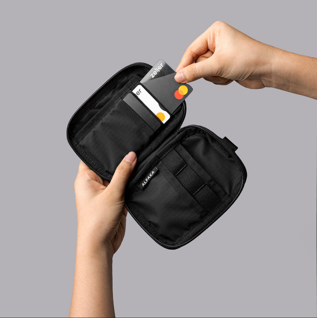 ALPAKA HUB Pouch V2 展示內部卡槽與隔層設計，整齊收納必需品。