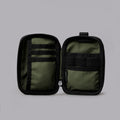 ALPAKA HUB Pouch V2 展示內部卡槽與隔層設計，整齊收納必需品。