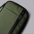 ALPAKA HUB Pouch V2 搭配 HUB 鑰匙鏈掛於背包的應用場景。