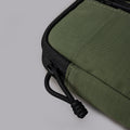 ALPAKA HUB Pouch V2 搭配 HUB 鑰匙鏈掛於背包的應用場景。