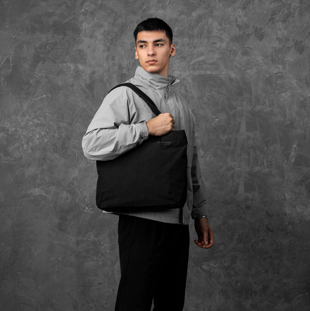 ALPAKA Flight Tote (M) 編織肩帶設計，展示全天候舒適攜帶效果。