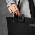 ALPAKA Flight Tote (M) 外部磁吸口袋設計，結合快速取用功能。
