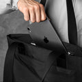 ALPAKA Flight Tote (M) 的內部隔層展示，包括筆記型電腦隔層與水壺隔層。