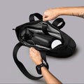 ALPAKA Flight Tote (M) 的內部隔層展示，包括筆記型電腦隔層與水壺隔層。