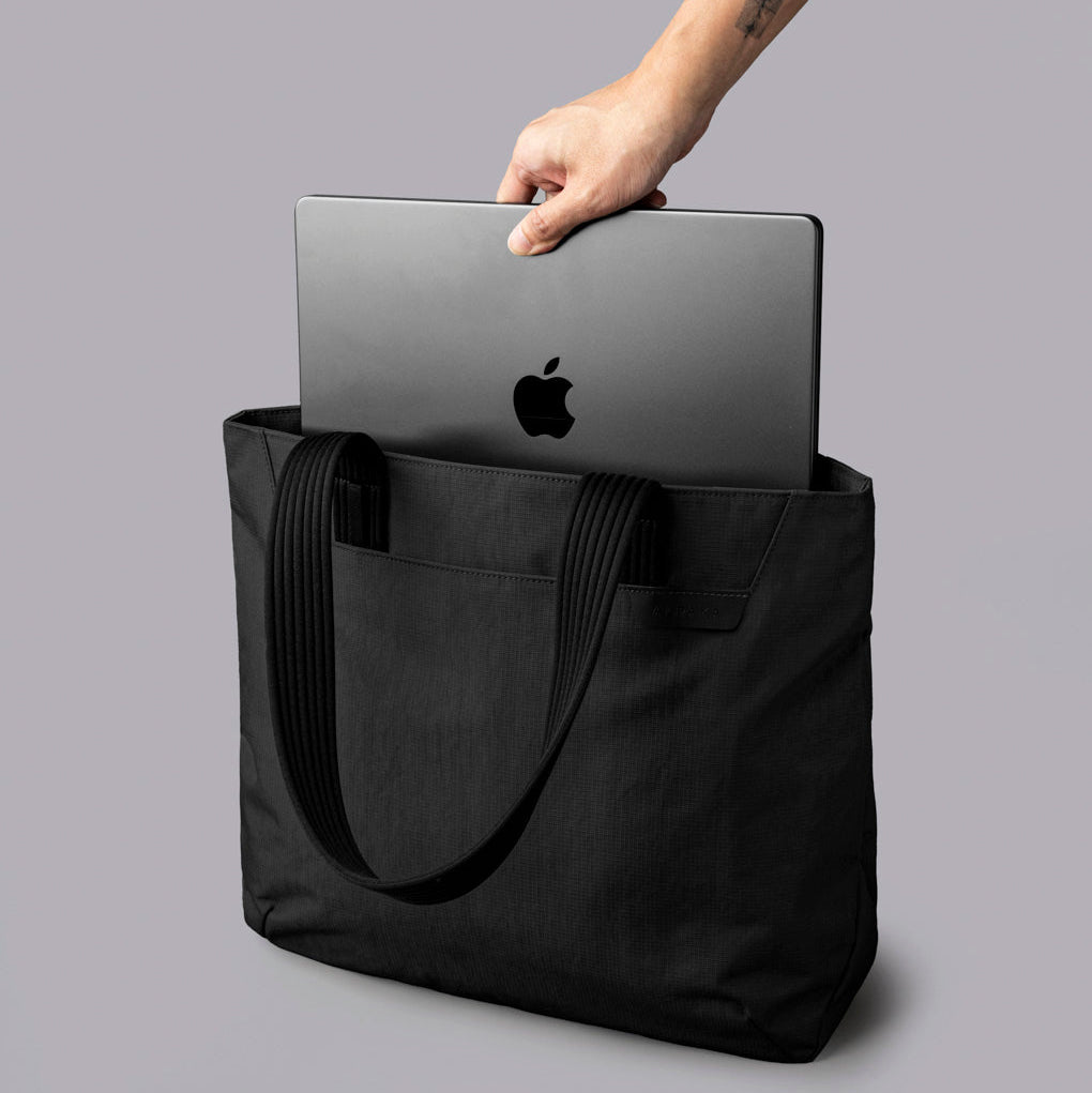 ALPAKA Flight Tote (M) 的內部隔層展示，包括筆記型電腦隔層與水壺隔層。