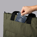 ALPAKA Flight Tote (M) 外部磁吸口袋設計，結合快速取用功能。