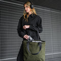 ALPAKA Flight Tote (M) 編織肩帶設計，展示全天候舒適攜帶效果。