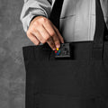 ALPAKA Flight Tote (L) 外部磁吸口袋設計，方便快速取用物品。