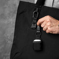 ALPAKA Flight Tote (L) 外部磁吸口袋設計，方便快速取用物品。