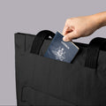 ALPAKA Flight Tote (L) 外部磁吸口袋設計，方便快速取用物品。