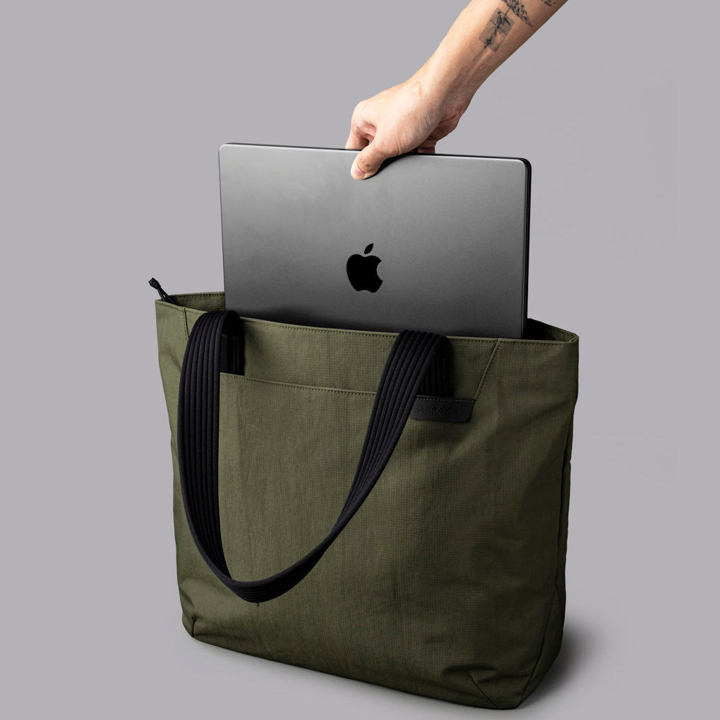 ALPAKA Flight Tote (L) 內部展示，包括 16 吋筆記型電腦隔層與水壺袋。