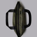 ALPAKA Flight Tote (L) 內部展示，包括 16 吋筆記型電腦隔層與水壺袋。