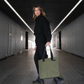 ALPAKA Flight Tote (L) 展示行李通道設計，方便固定於行李箱手柄上。