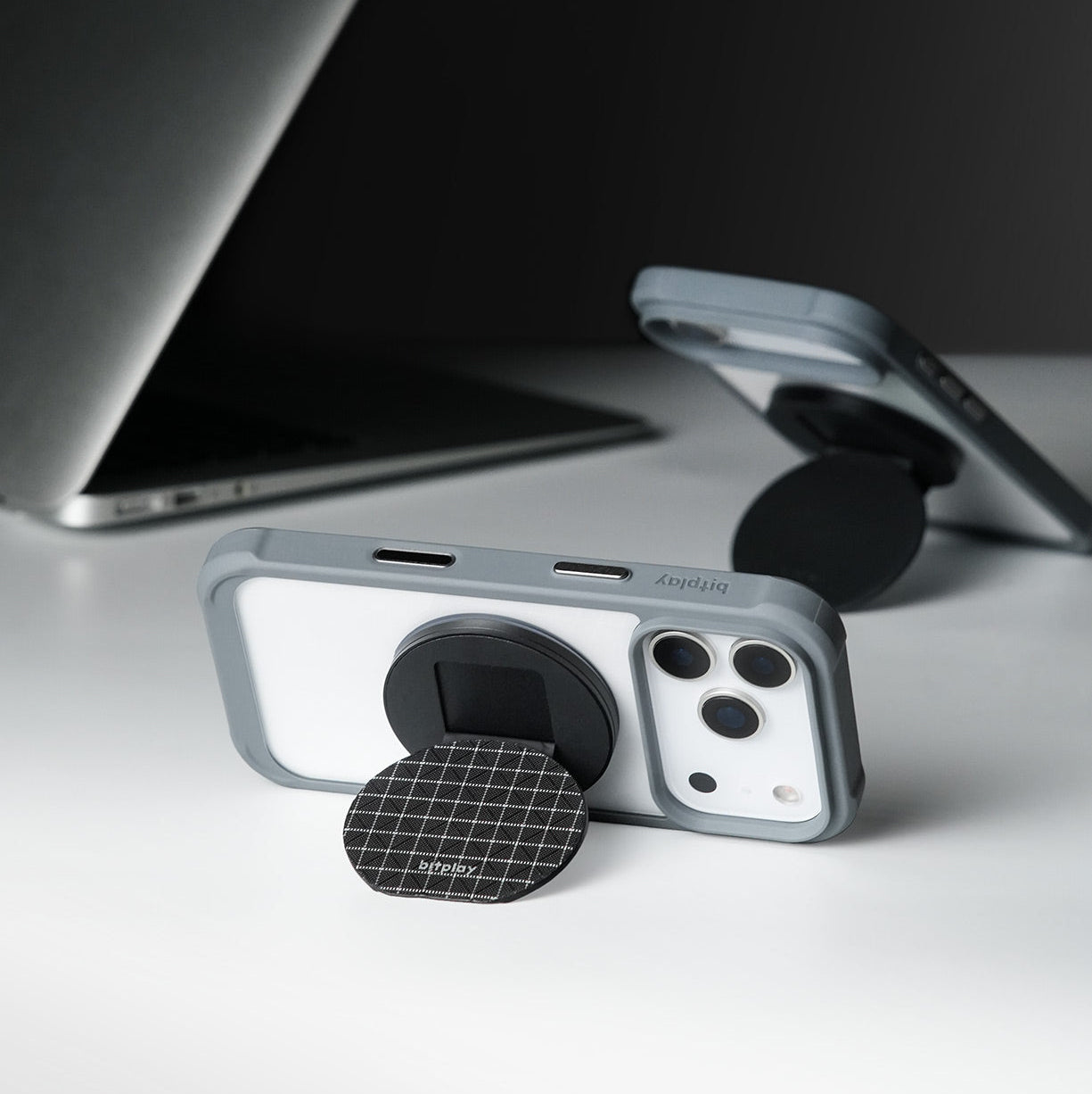 BITPLAY Magnetic Phone Grip 作為手機支架，支援直立與橫向模式。