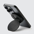 BITPLAY Magnetic Phone Grip 展示其強力吸附功能，確保手機安全固定。