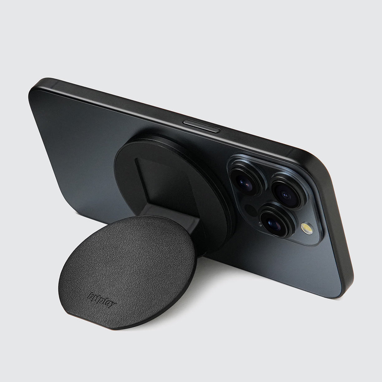 BITPLAY Magnetic Phone Grip 作為手機支架，支援直立與橫向模式。