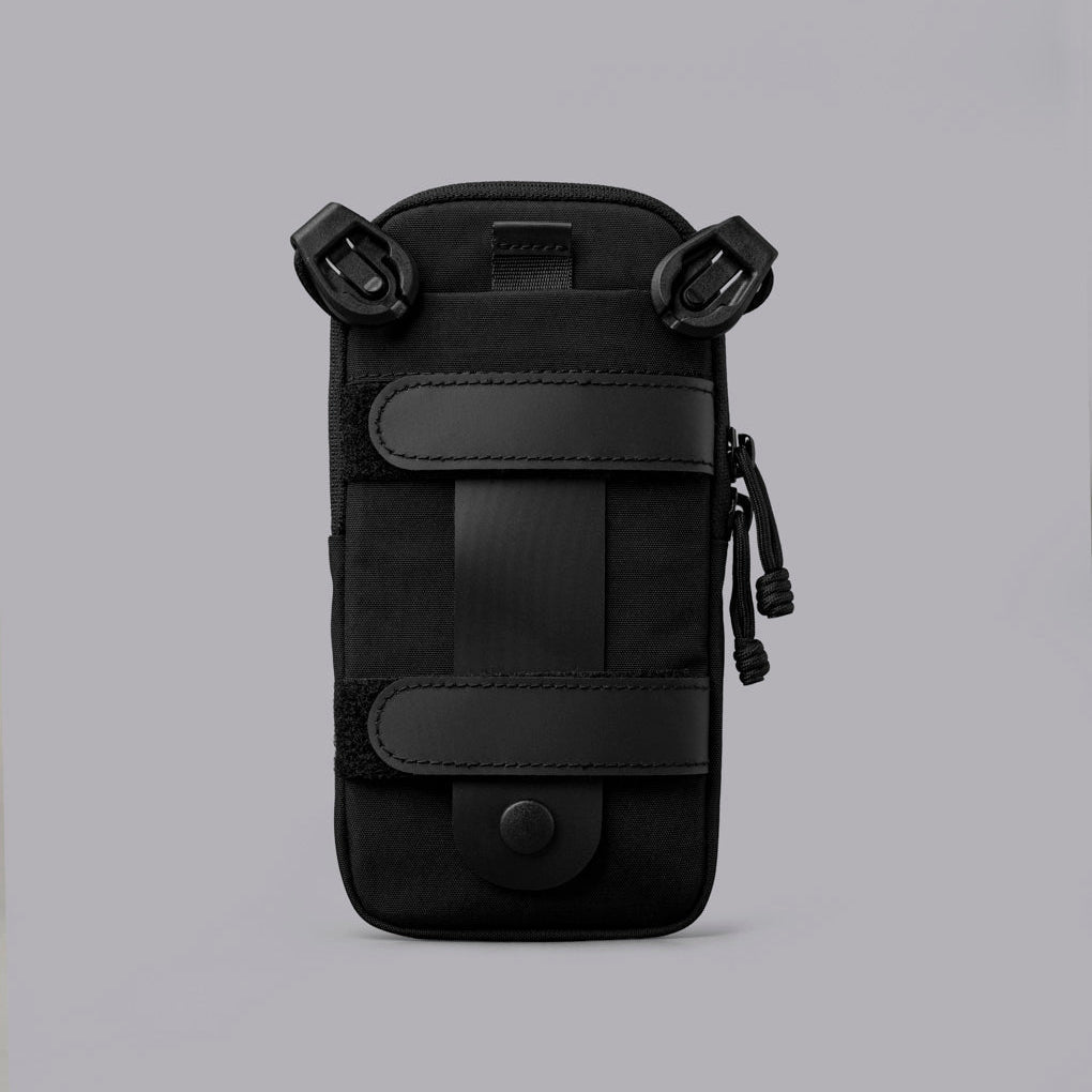 ALPAKA Modular Shoulder Pocket Slim 可斜挎、掛於腰帶或固定於背包的多功能設計。
