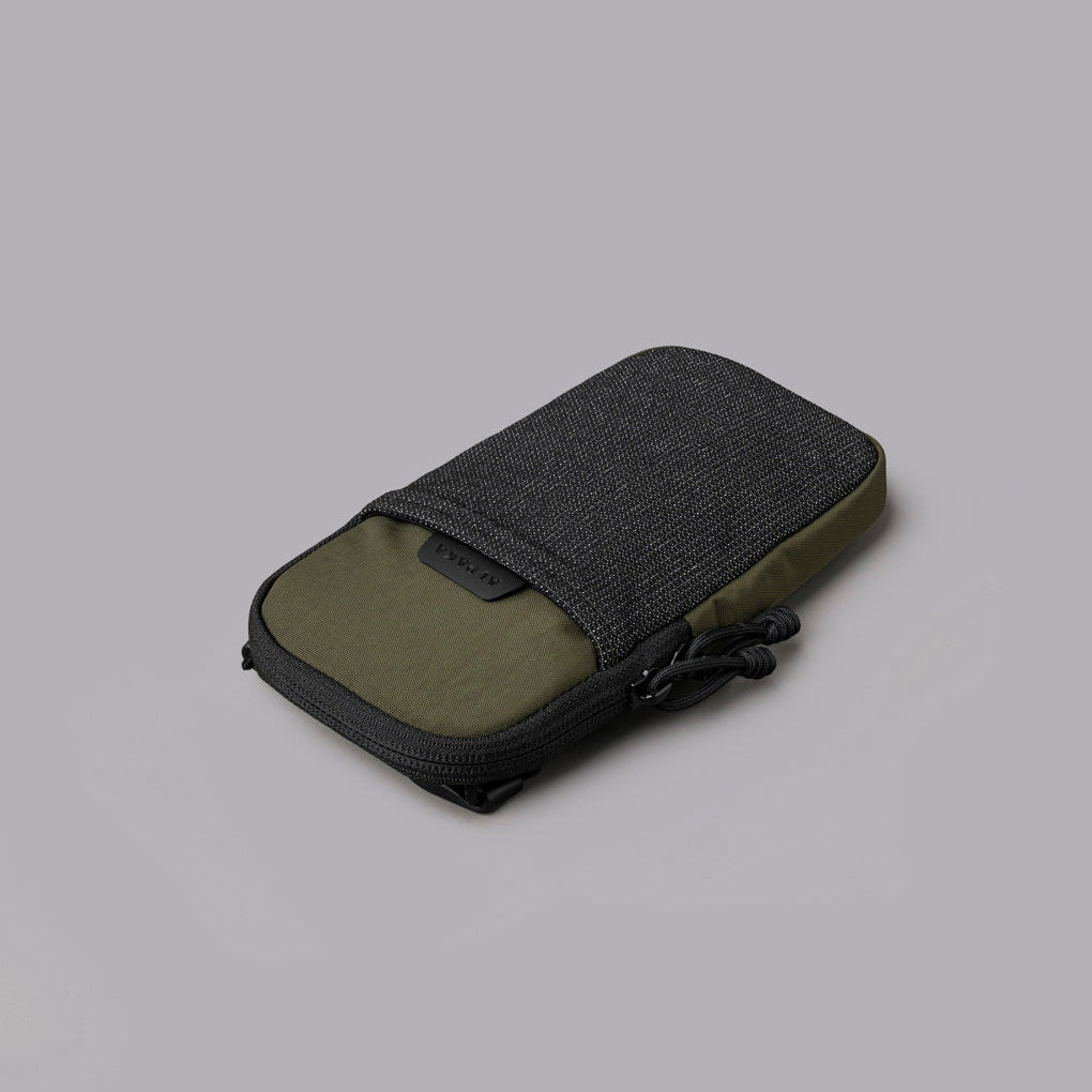 ALPAKA Modular Shoulder Pocket Slim 黑色款，展示輕巧外觀與模組化設計。