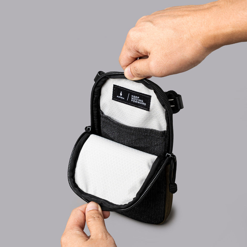 ALPAKA Modular Shoulder Pocket Slim 的內部主隔層及伸縮手機套功能。