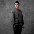 ALPAKA Modular Shoulder Pocket Max 黑色款，展示其模組化設計與多功能收納空間。