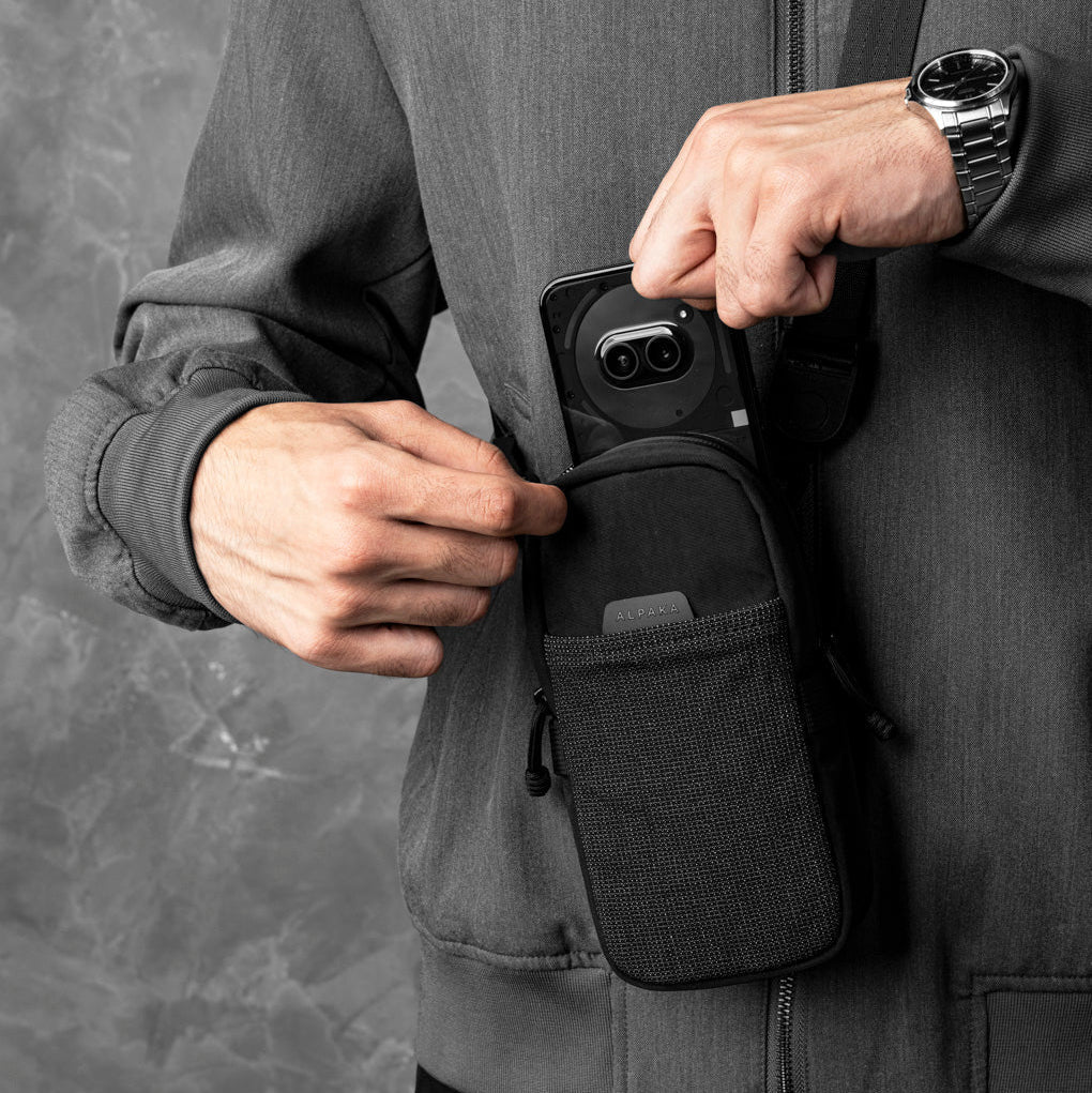 展示 Modular Shoulder Pocket Max 的主隔層及內部伸縮袋功能。