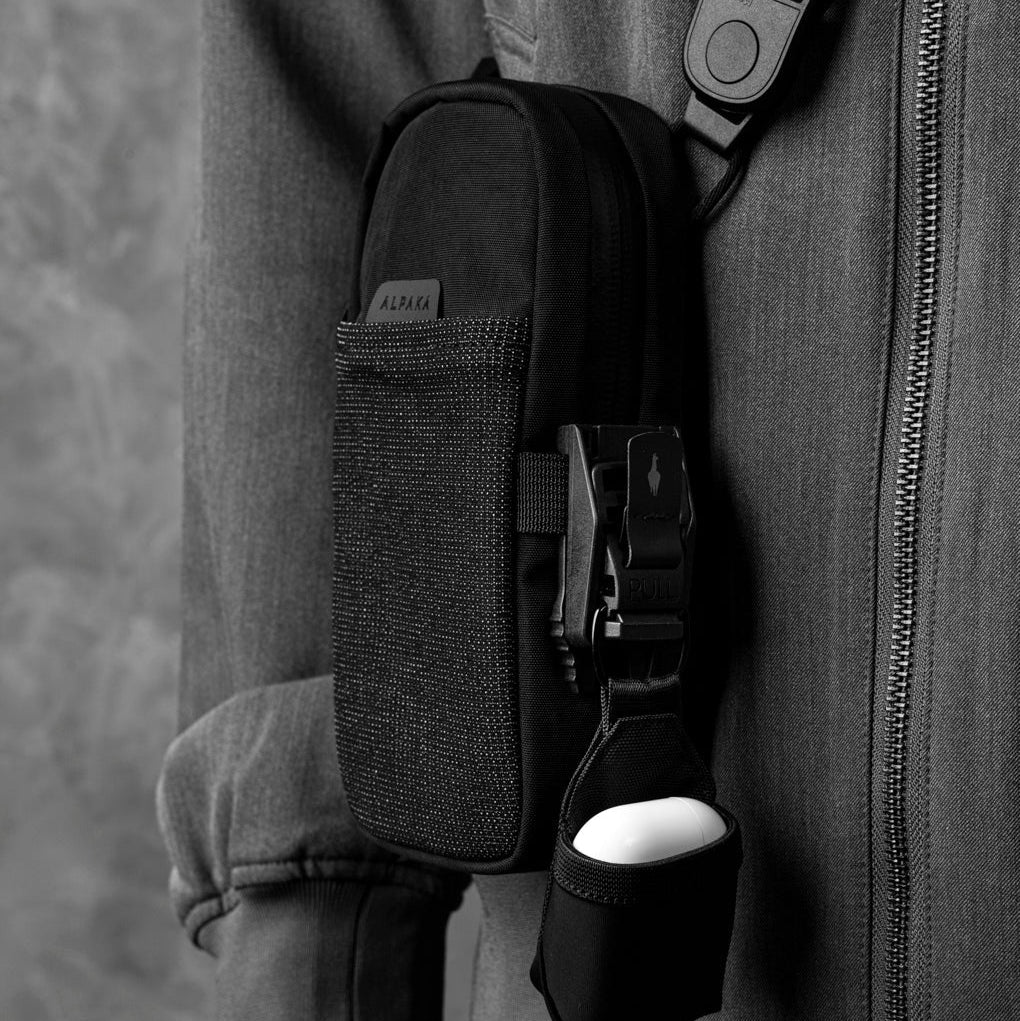 ALPAKA Modular Shoulder Pocket Max 側邊掛繩支援 ALPAKA HUB 配件的功能。