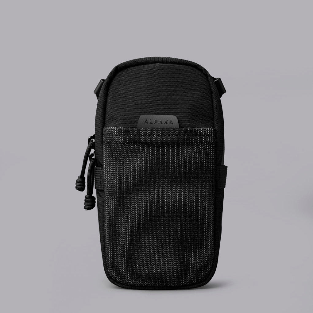 ALPAKA Modular Shoulder Pocket Max 黑色款，展示其模組化設計與多功能收納空間。