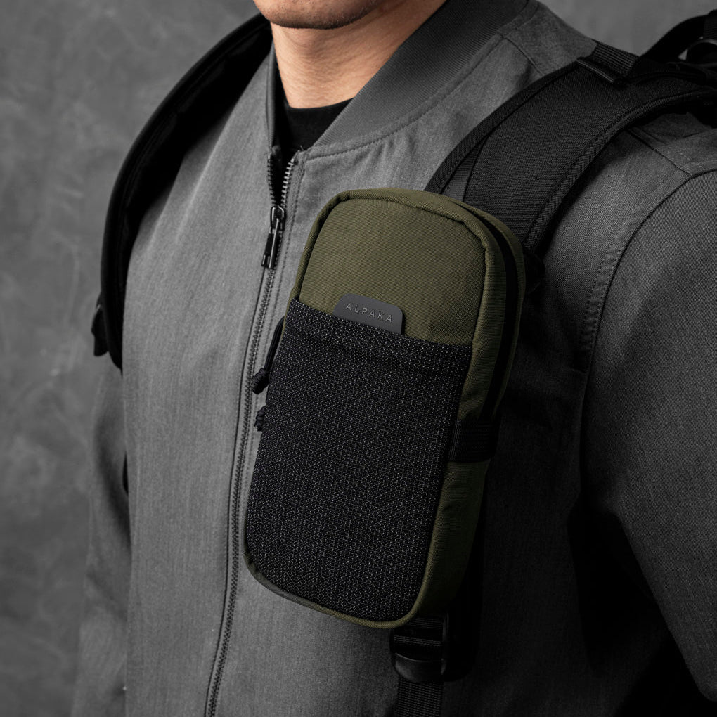 ALPAKA Modular Shoulder Pocket Max 背部快速卡片套設計，可存放 4 張卡片。