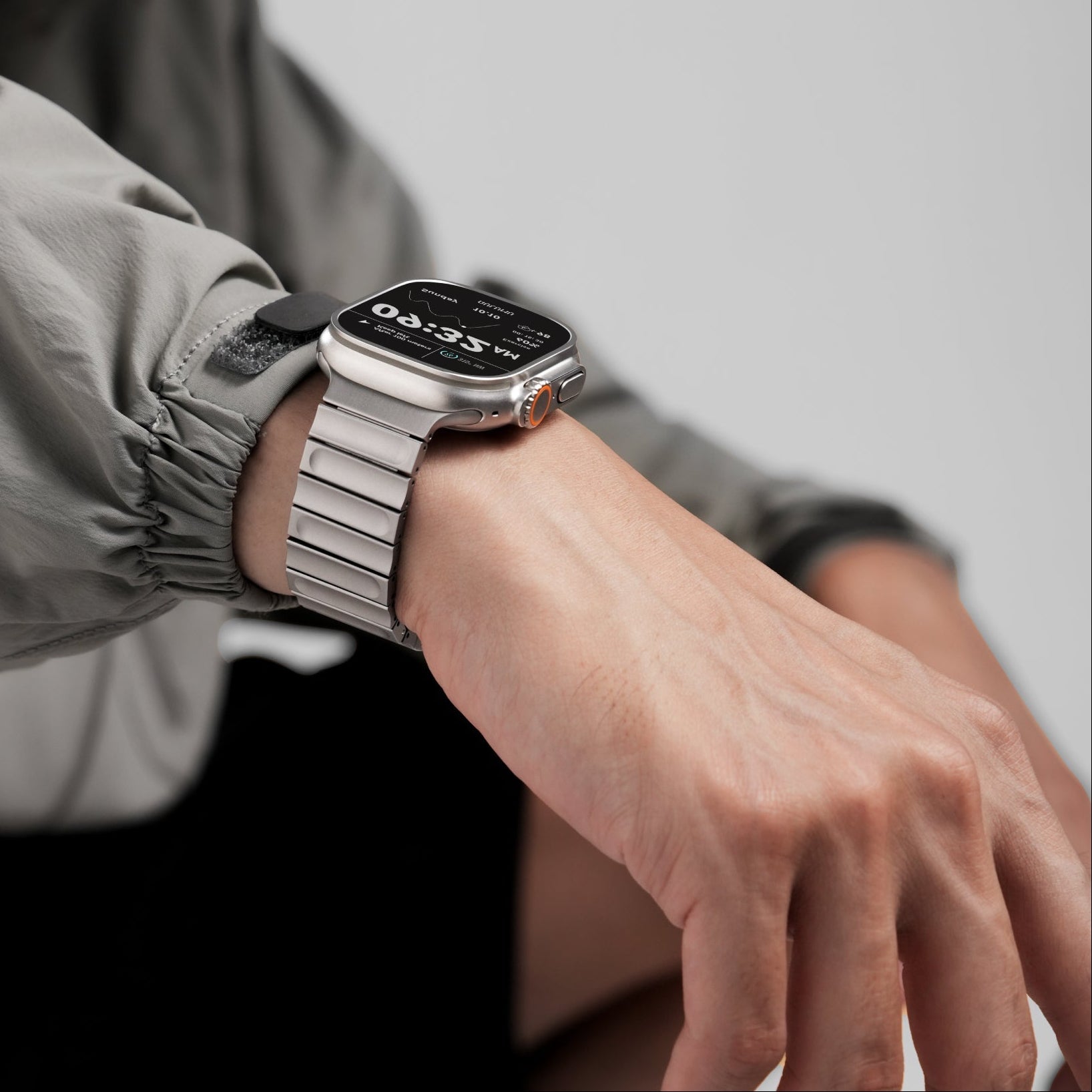 AULUMU C01 Hi-Per 鈦合金錶帶，適配 Apple Watch，展現優雅風格。