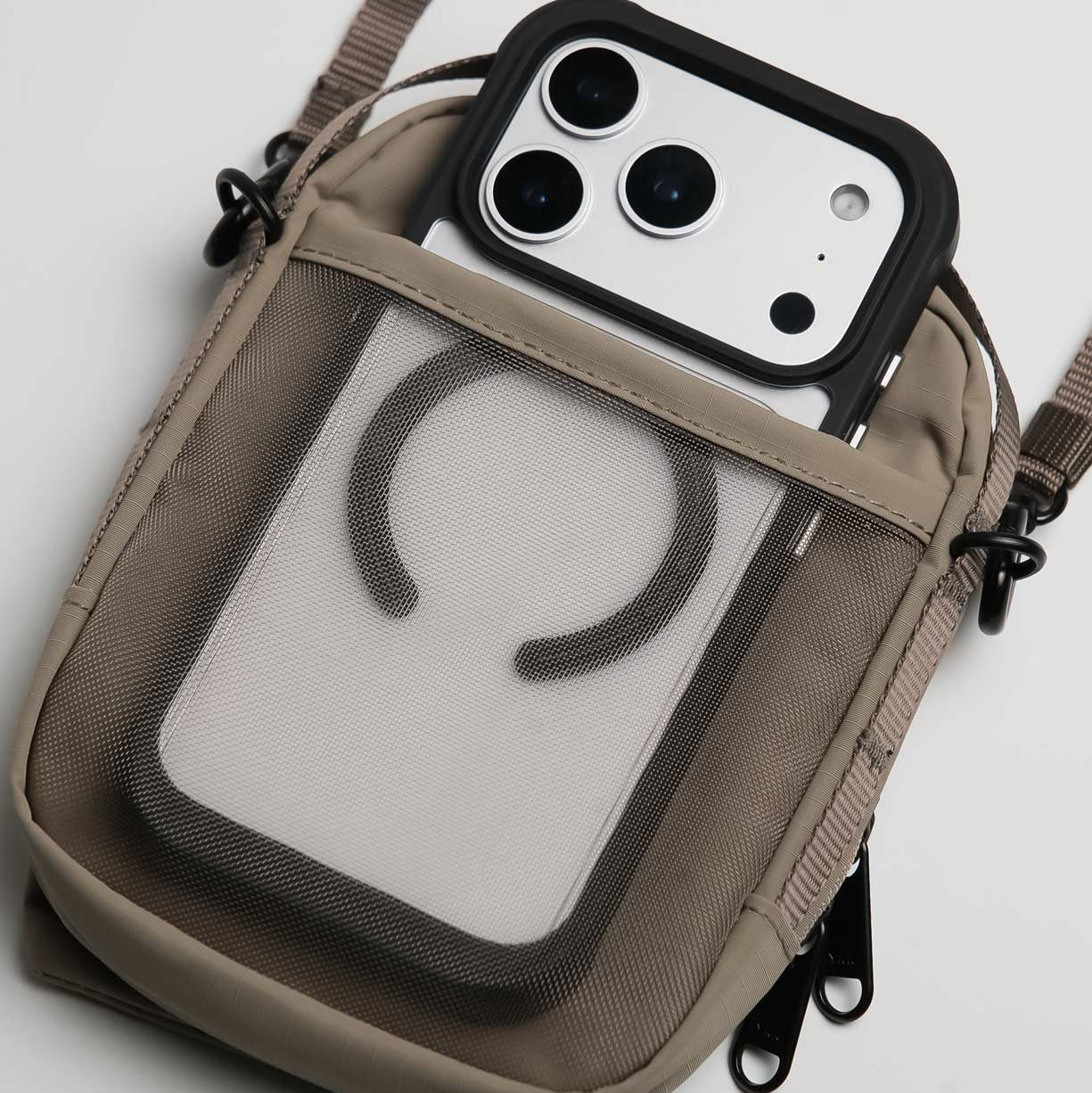 BITPLAY Transit Pouch 多功能內部隔層，含卡槽與護照袋設計。