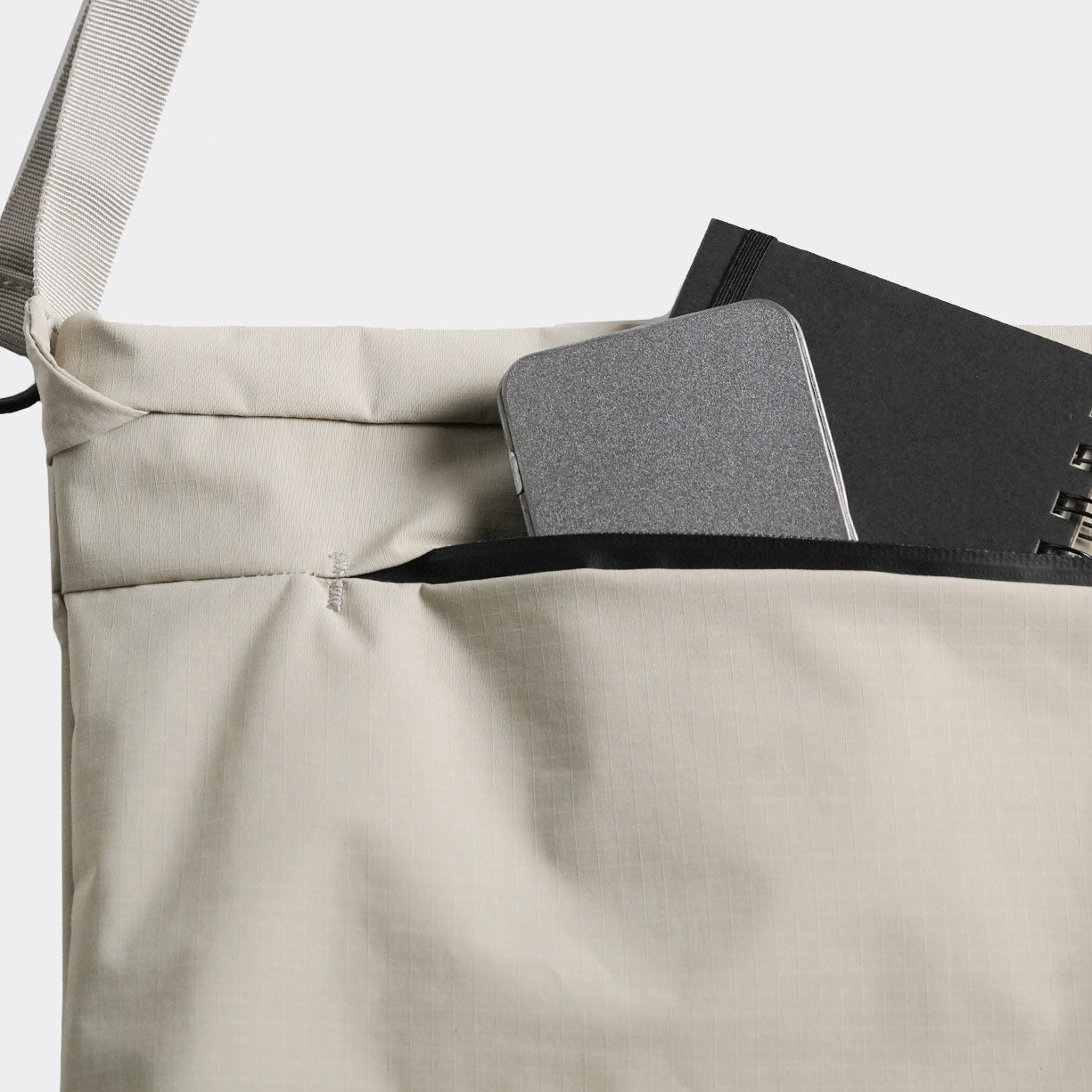 BITPLAY Messenger Bag 多功能內部隔層，含 iPad 保護層與網格隔層。