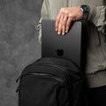 ALPAKA Traverse Backpack 30L，多層內部隔層設計，包含筆插、拉鏈袋與筆電隔層。