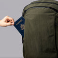ALPAKA Traverse Backpack 30L，多層內部隔層設計，包含筆插、拉鏈袋與筆電隔層。