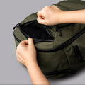 ALPAKA Traverse Backpack 30L，多層內部隔層設計，包含筆插、拉鏈袋與筆電隔層。