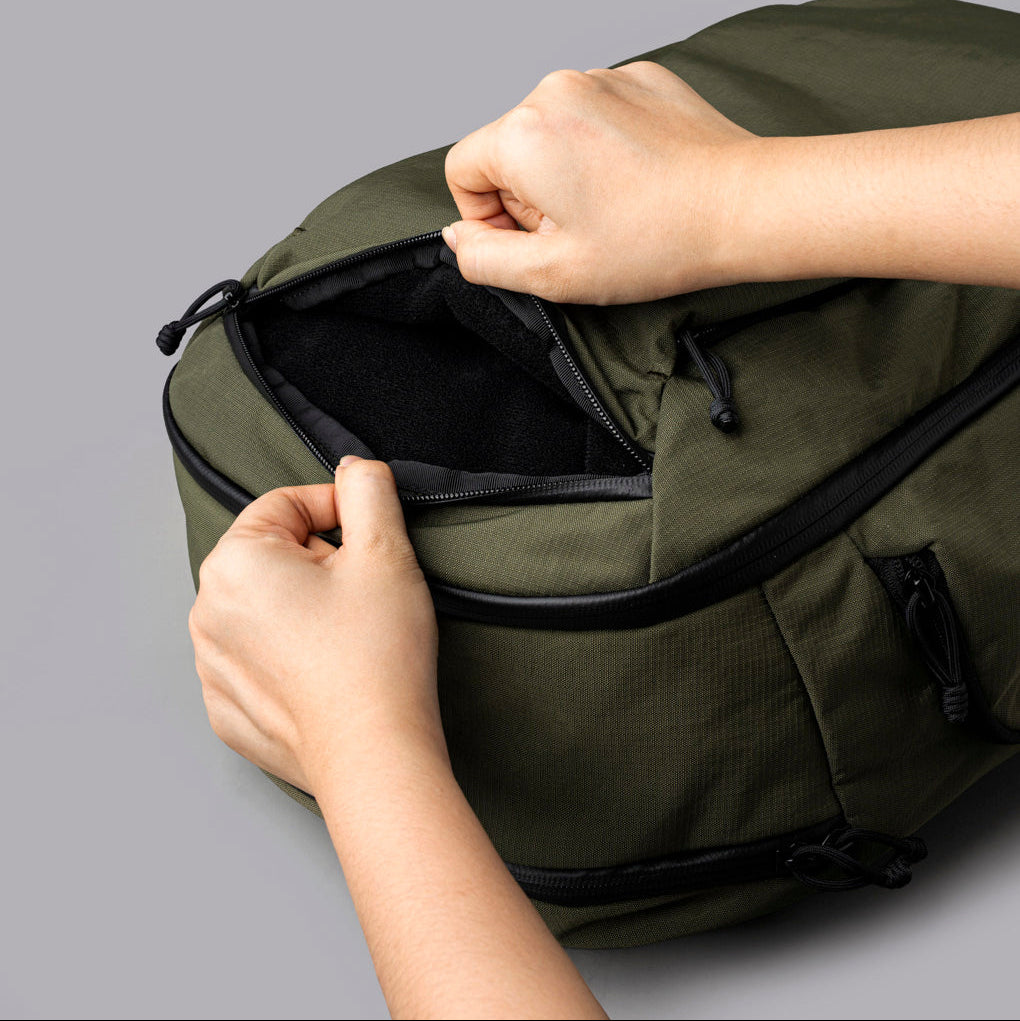 ALPAKA Traverse Backpack 30L，多層內部隔層設計，包含筆插、拉鏈袋與筆電隔層。