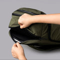 ALPAKA Traverse Backpack 30L，多層內部隔層設計，包含筆插、拉鏈袋與筆電隔層。