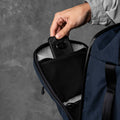 ALPAKA Traverse Backpack 30L，多層內部隔層設計，包含筆插、拉鏈袋與筆電隔層。